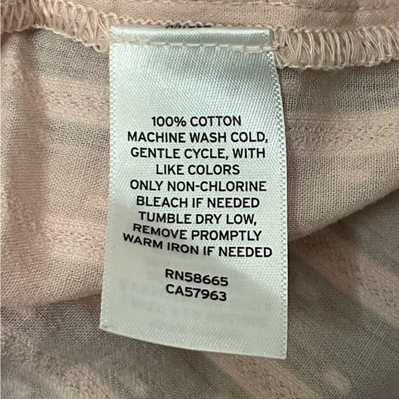 Caslon Quarter Button Pleated Textured Blouse in Light Pink. Size M - Picture 4 of 6